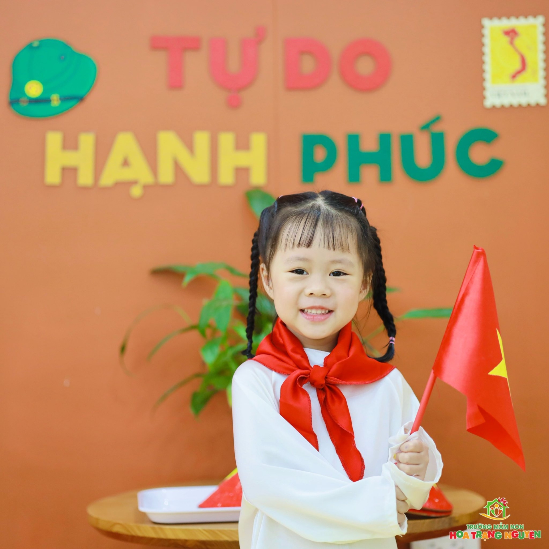 Rực rỡ sắc đỏ tự hào Việt Nam tại Hoa Trạng Nguyên